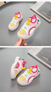 Détail des sandales pour enfants en maille respirante avec touches rose et jaune