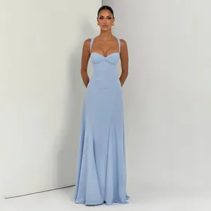 Elegantes hellblaues langes Abendkleid mit tiefem Ausschnitt und schmaler Passform für Frühling