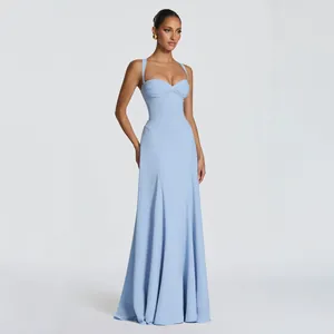Elegantes hellblaues bodenlanges Abendkleid mit Herz-Ausschnitt und schmaler Passform