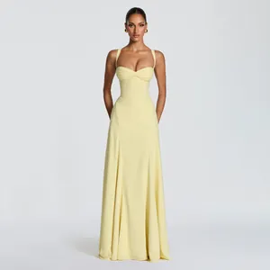 Elegantes hellgelbes bodenlanges Kleid im französischen Stil mit tiefem Ausschnitt.