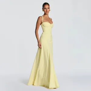 Elegantes blassgelbes bodenlanges Kleid mit Herzausschnitt und schmaler Passform Design.