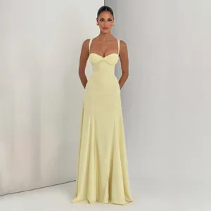 Elegantes blassgelbes bodenlanges Kleid mit tiefem Ausschnitt und strukturiertem Mieder.