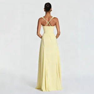 Elegantes blassgelbes bodenlanges Kleid mit überkreuzten Trägern und Rückendetail