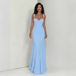 Elegantes hellblaues Abendkleid in Meerjungfrau-Silhouette mit Herzausschnitt und schmaler Passform