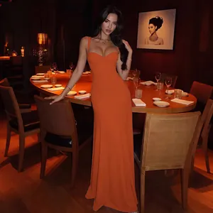 Elegantes bodenlanges orangefarbenes Bodycon-Kleid mit tiefem Ausschnitt im Luxusrestaurant
