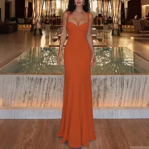 Atemberaubendes oranges figurbetontes französisches Maxikleid mit Kreuzbrust-Detail.