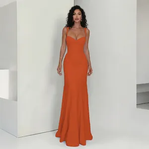 Ganzkörperansicht eines eleganten orangefarbenen Abendkleids mit Meerjungfrau-Saum.
