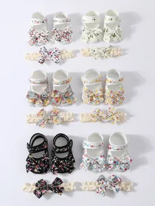 Detaillierte Ansicht verschiedener geblümter Babyschuhe und passender Stirnbänder im Set