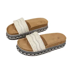 Elegante witte dames pantoffels met plateauzool en parel- en strass-versieringen