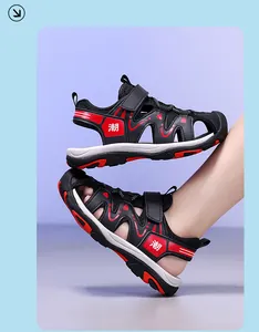 Vista lateral de sandalias deportivas para niños en negro y rojo con suela blanda
