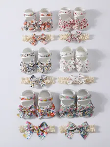 Set aus sechs geblümten Lauflernschuhen mit passenden Spitzenstirnbändern für Babys.
