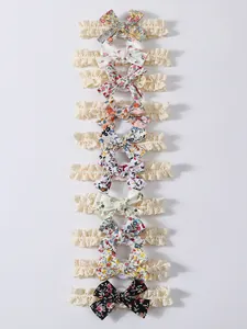 Detaillierte vertikale Anzeige von bunten Baby stirnbändern mit Blumenmuster und Spitzenband