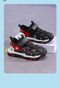 Vista detallada de las sandalias deportivas negras y rojas para niños con malla y velcro.