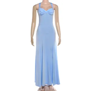 Elegantes hellblaues, eng anliegendes Maxikleid mit tiefem Ausschnitt und Raffung