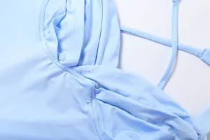 Nahaufnahme des hellblauen Stoffes und des Überkreuz-Designs an einem Kleid im französischen Stil
