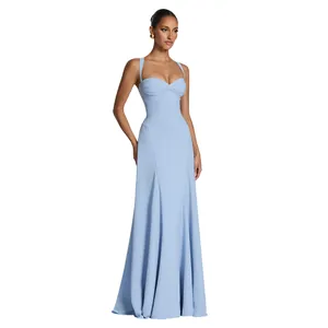 Elegantes hellblaues bodenlanges Abendkleid mit tiefem Ausschnitt in Frontansicht