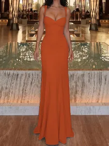 Robe longue orange élégante avec décolleté plongeant et coupe moulante chic