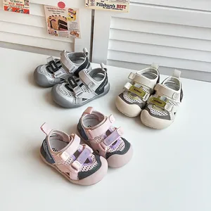 Detailansicht der atmungsaktiven Mesh-Sandalen für Kleinkinder mit Klettverschluss