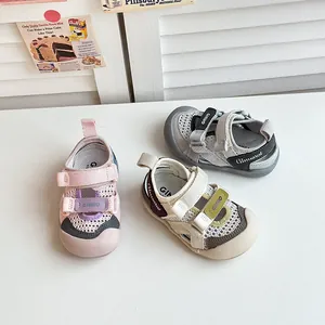 Draufsicht auf Kleinkinder-Sandalen aus Mesh in verschiedenen Pastell- und Neutralfarben.