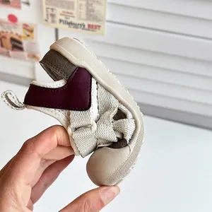 Flexible atmungsaktive Mesh-Kindersandalen mit Biegetest der weichen Sohle Detail