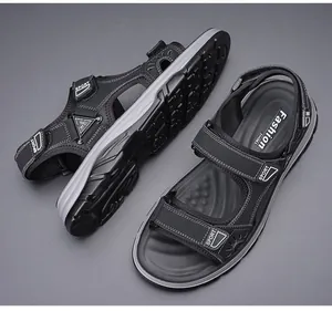 Detailansicht der schwarzen, atmungsaktiven Herren-Outdoorsandalen mit rutschfester Sohle