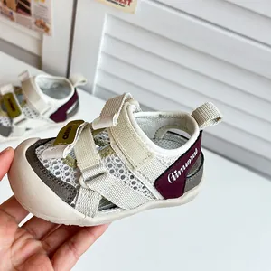 Detailansicht atmungsaktiver Mesh-Kindersandalen mit praktischem Klettverschluss