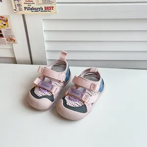 Nahaufnahme von atmungsaktiven Mesh-Sandalen für Kleinkinder mit rosafarbenen Riemen