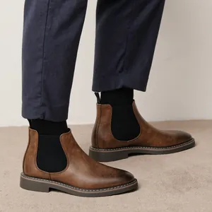 Detailansicht brauner Herren-Chelsea-Boots mit elastischen Einsätzen und Kontrastnähten