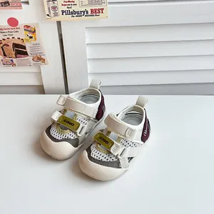 Nahaufnahme von atmungsaktiven Mesh-Sandalen für Kleinkinder mit Klettverschluss