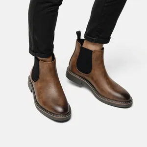 Detailansicht der braunen Chelsea-Boots für Herren mit elastischen Seitenteilen.