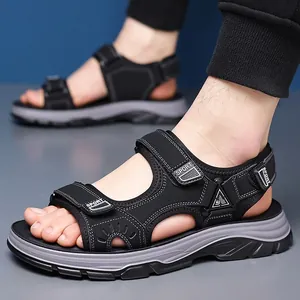 Sportliche Outdoor-Sandalen für Herren in Schwarz mit atmungsaktiven Riemen und Sohle