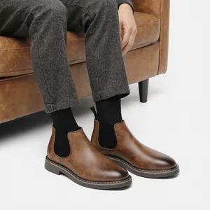 Seitenansicht brauner Herren-Chelsea-Stiefel mit klassischen elastischen Einsätzen und Sohlen