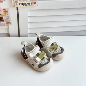 Atmungsaktive Mesh-Sandalen für Kleinkinder im cremefarbenen und olivgrünen Design mit Klett