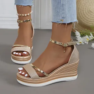Sandalias de cuña con purpurina dorada, suela de plataforma y detalle de cierre al tobillo