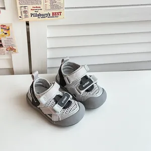 Detailansicht atmungsaktiver grauer Mesh-Sandalen für Kleinkinder mit Klettverschluss