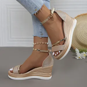 Sandalias de cuña con purpurina champán, tira al tobillo y plataforma con textura
