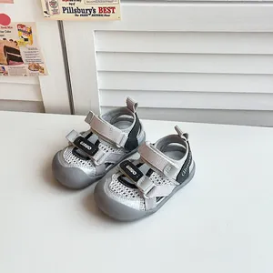 Detailansicht graue atmungsaktive Mesh-Sandalen für Kleinkinder mit GINUO-Klettverschluss