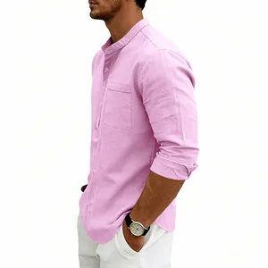 Vista dettagliata della camicia Henley da uomo in lino rosa con colletto abbottonato.