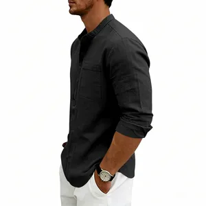 Dettaglio laterale di una camicia Henley in lino nero a maniche lunghe con taschino.