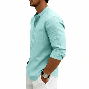 Vista laterale della maglietta Henley in lino azzurro da uomo con maniche lunghe e tasca.