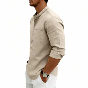 Dettaglio della maglia Henley in lino beige da uomo con maniche lunghe e tasca
