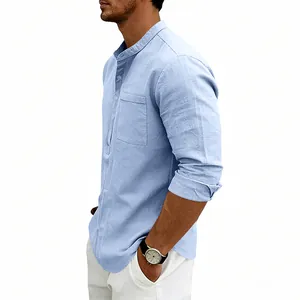 Uomo che indossa una maglia Henley in lino azzurro a maniche lunghe su sfondo bianco