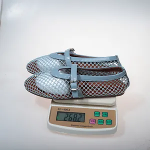 Détail de ballerines Mary Jane en maille bleue pesant 268,2 g sur une balance précise