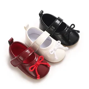 Detailansicht von Baby-Mary-Jane-Schuhen in Rot, Weiß und Schwarz mit süßen Schleifen