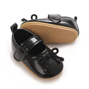 Nahaufnahme glänzender schwarzer Babyschuhe mit weicher rutschfester Gummisohle