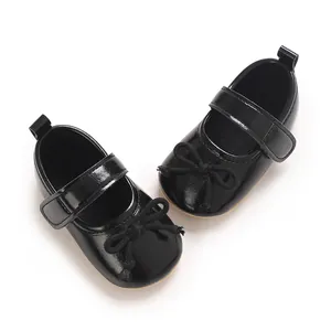 Glänzende schwarze Baby-Lauflernschuhe für Mädchen mit Schleife und weicher Gummisohle.