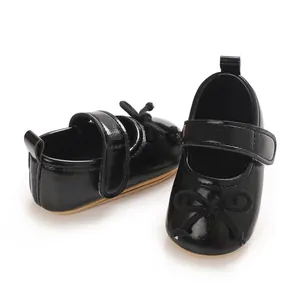 Detailansicht der schwarzen Baby Mädchen Schuhe mit Schleife und Klettverschluss