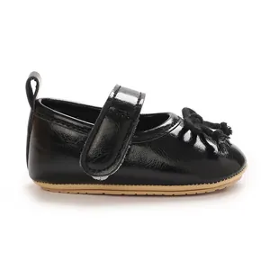 Schwarze Lackleder-Lauflernschuhe für Mädchen mit weicher Gummisohle und Schleife