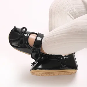 Detailansicht schwarzer Lackleder-Lauflernschuhe für Mädchen mit weicher Gummisohle.