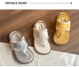 Collection de tongs pour enfants avec bordure en dentelle en argent, crème et jaune